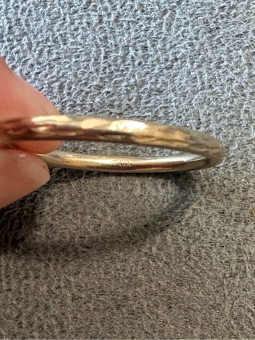 2 Stackable 14K Etched Yellow Gold Band Rings Sz 9 2g 2mm - Picture 4 of 4